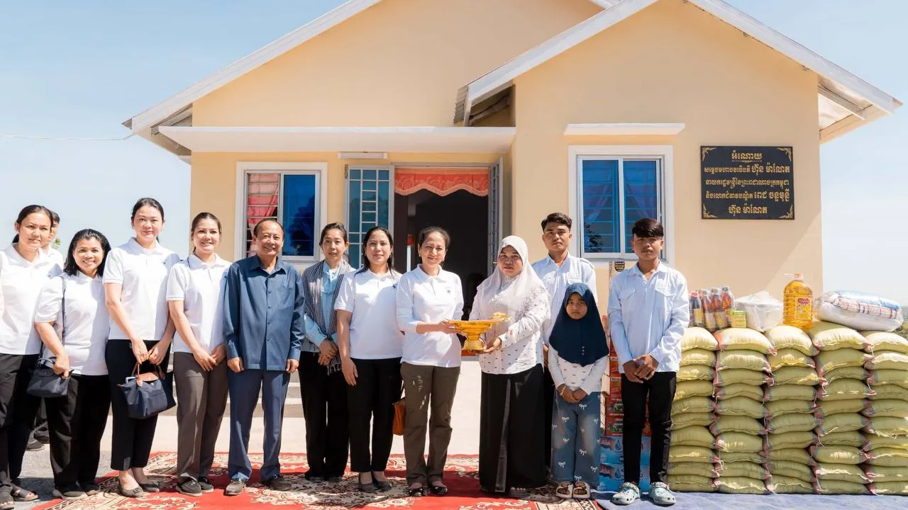 សម្ដេចធិបតី និងលោកជំទាវបណ្ឌិត ពេជ ចន្ទមុន្នី ផ្ដល់​ផ្ទះ​មួយខ្នងដល់គ្រួសារយុទ្ធជនពលីនៅស្រុកឆ្លូង