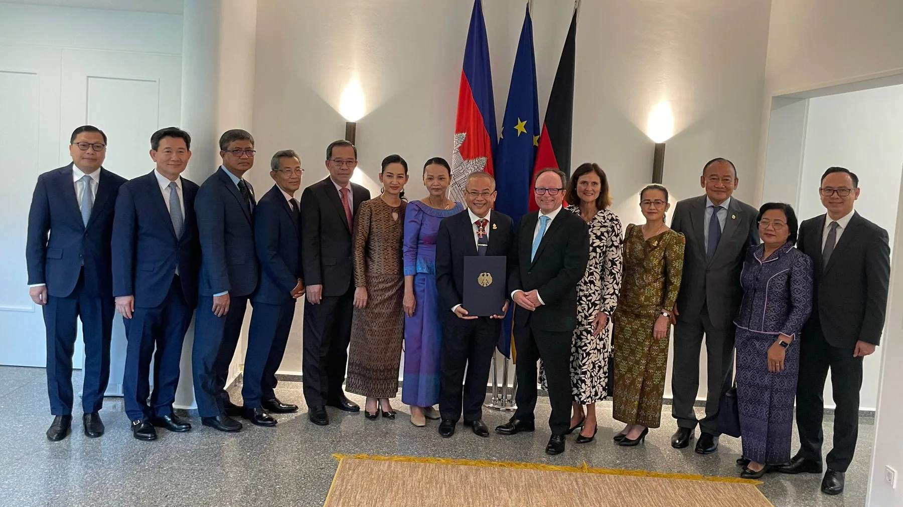 មន្រ្តីជាន់ខ្ពស់ព្រឹទ្ធសភាកម្ពុជាមួយរូប បានទទួលគ្រឿងឥស្សរិយយសខ្ពស់លំដាប់ទី២នៃសហព័ន្ធអាល្លឺម៉ង់