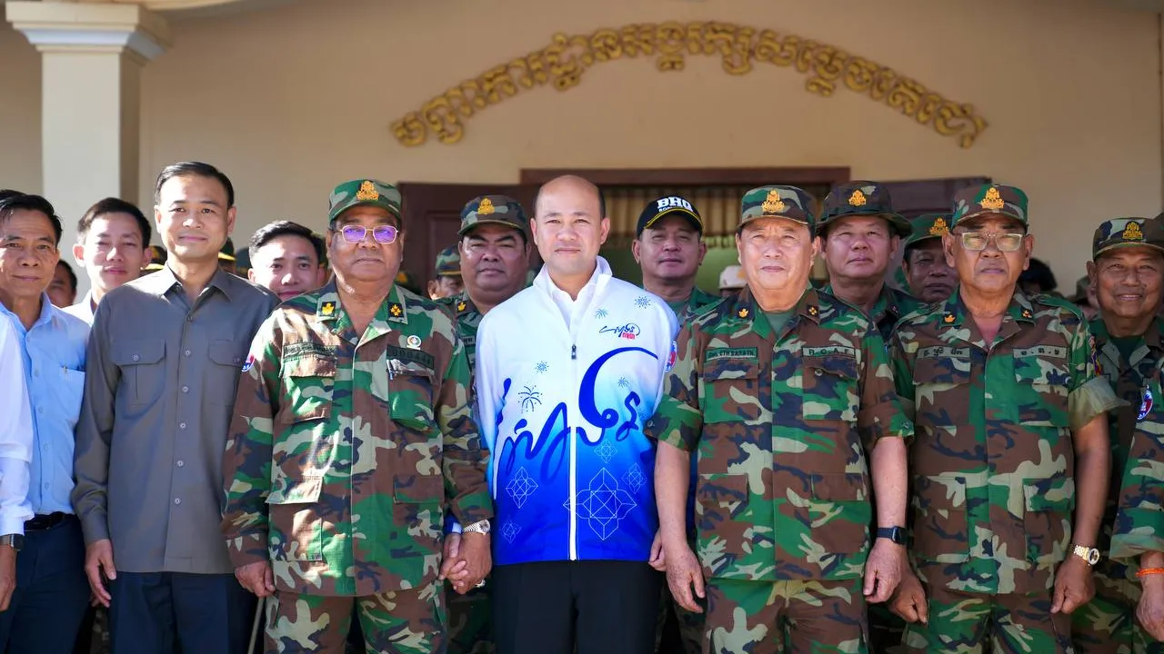 ឯកឧត្តម ហ៊ុន ម៉ានី ចុះសួរសុខទុក្ខ និងប្រគល់អំណោយជូនកម្លាំងប្រដាប់អាវុធជួរមុខតាមបណ្តោយព្រំដែន