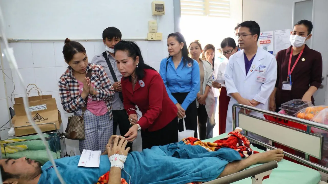 សម្តេចកិត្តិព្រឹទ្ធបណ្ឌិត ប៊ុន រ៉ានី ហ៊ុនសែន ចាត់មន្ត្រីចុះសួរសុខទុក្ខ និងផ្តល់អំណោយមនុស្សធម៌ជូនវីរៈយុទ្ធជនរងរបួសកំពុងសម្រាកព្យាបាលនៅតាមមន្ទីរពេទ្យក្នុងរាជធានីភ្នំពេញ និងមន្ទីរពេទ្យខេត្ត