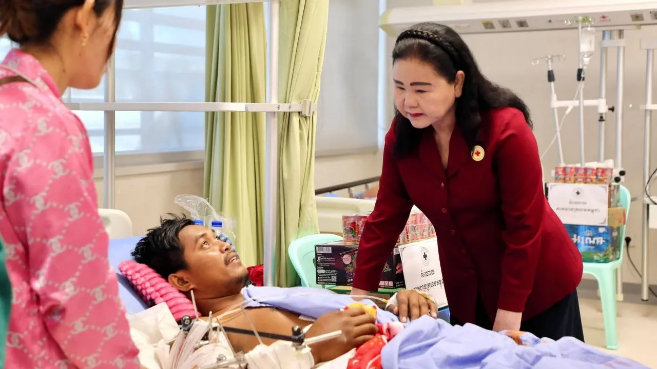 វត្តមានជាលើកទី២ សម្ដេចកិត្ដិព្រឹទ្ធបណ្ឌិត ប៊ុន រ៉ានី ហ៊ុនសែន បានលើកទឹកចិត្ត ផ្តល់ភាពកក់ក្តៅ និងក្តីសង្ឃឹម ដល់វីរយុទ្ធជនការពារបូរណភាពទឹកដីដ៏អង់អាចក្លាហាន ដែលកំពុងសម្រាកព្យាបាលនៅតាមមន្ទីរពេទ្យនានានៅរាជធានីភ្នំពេញ