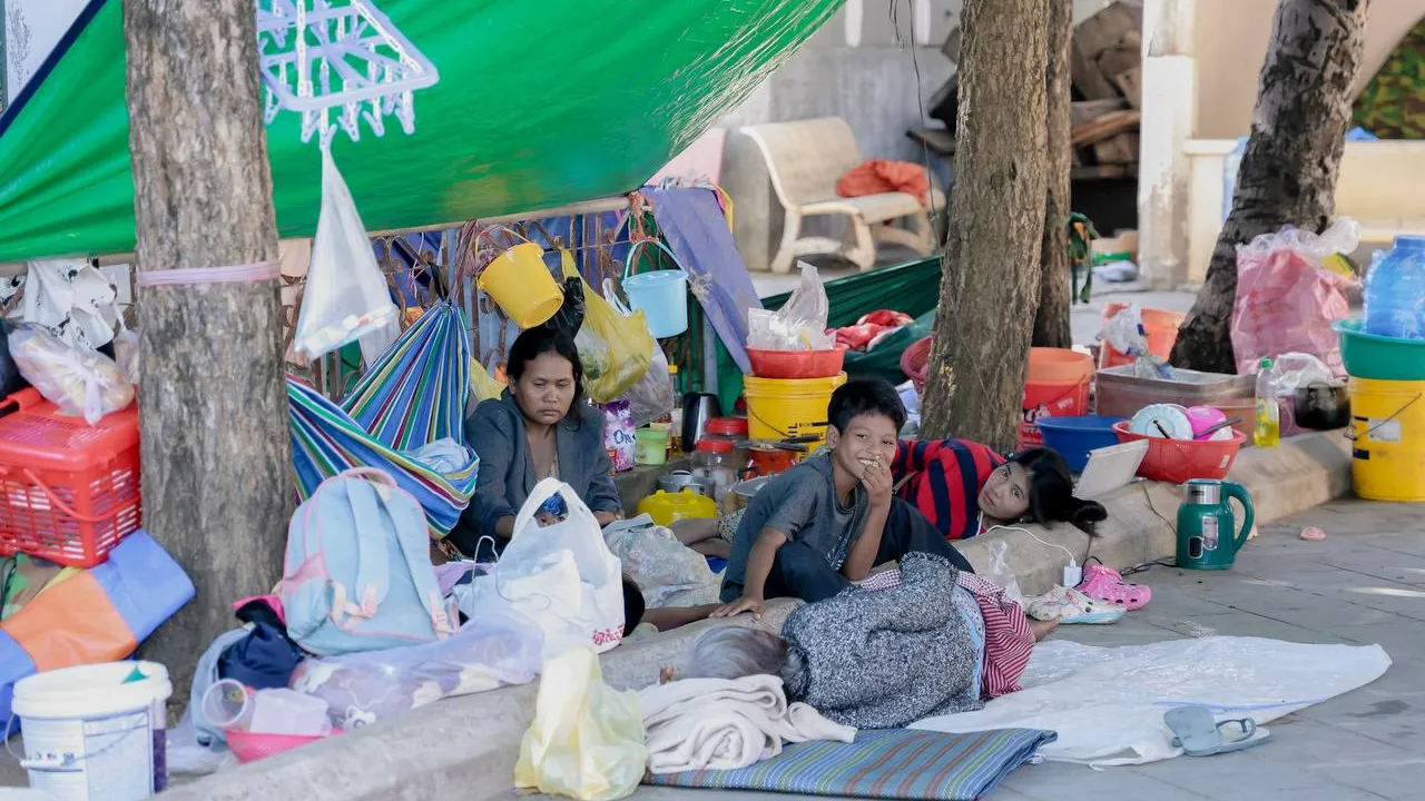 ឯកឧត្តម កែ គឹមយ៉ាន អញ្ជើញចុះសួរសុខទុក្ខ ប្រជាពលរដ្ឋជនភៀសសឹកប្រមាណ ៣0០គ្រួសារនៅស្រុកមង្គលបូរី ខេត្តបន្ទាយមានជ័យ