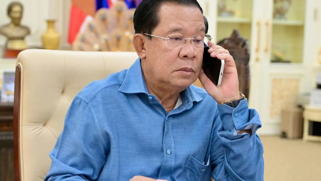 សម្ដេចតេជោ ហ៊ុន សែន កំពុងចូលរួមជាមួយសម្តេចធិបតី ផ្តល់យុទ្ធសាស្រ្តដល់បណ្តាមេទ័ព ទប់ទល់ជាមួយសត្រូវឈ្លានពានថៃ