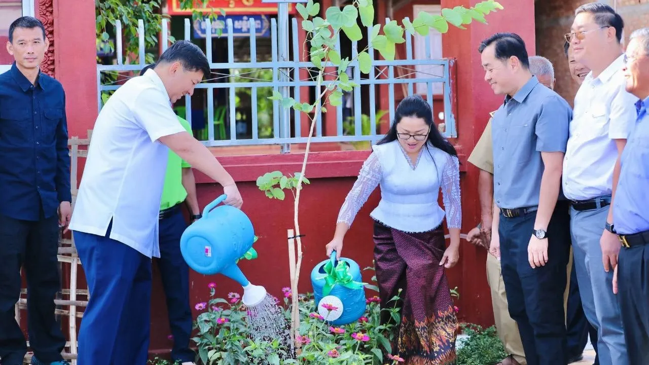 រដ្ឋមន្ត្រីក្រសួងរៀបចំដែនដីចូលរួមដាំផ្កាជើងគោ លម្អសងខាងផ្លូវជាតិលេខ៧នៅកំពង់ចាម