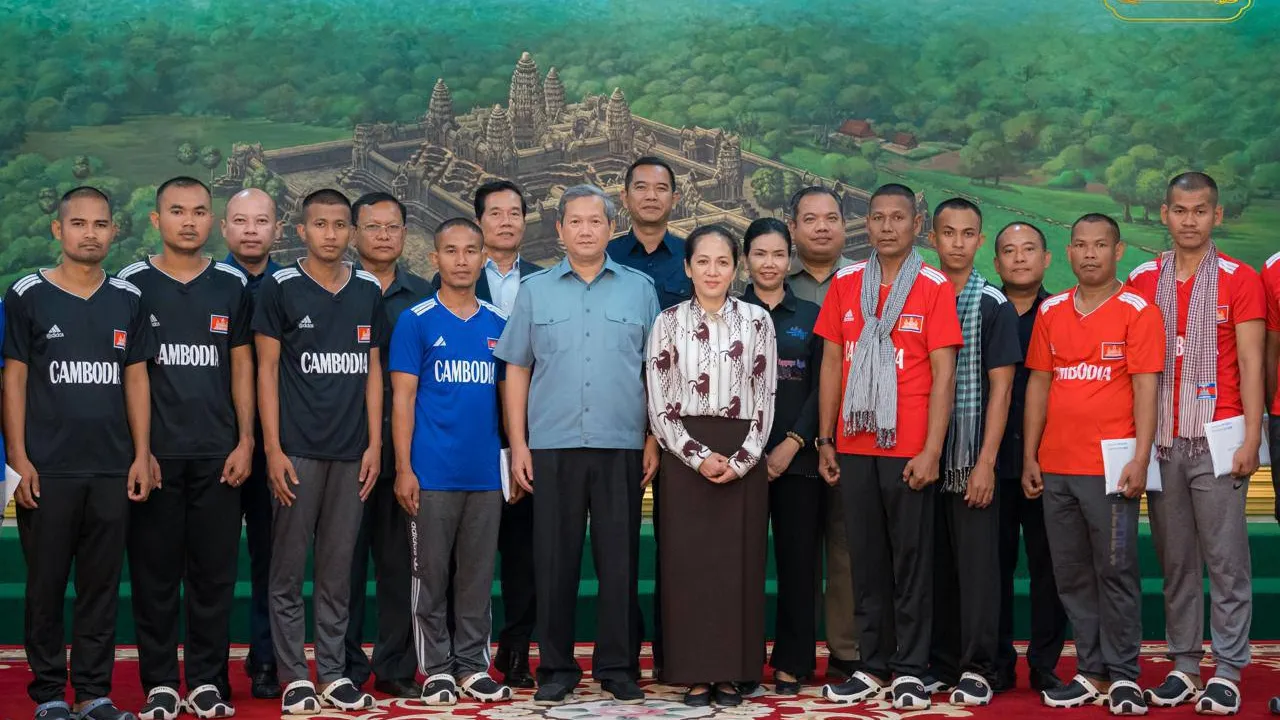 សម្តេចធិបតី ហ៊ុន ម៉ាណែត និងលោកជំទាវបណ្ឌិត អញ្ជើញជួបសំណេះសំណាលជាមួយវីរយុទ្ធជនទាំង ១៨រូប