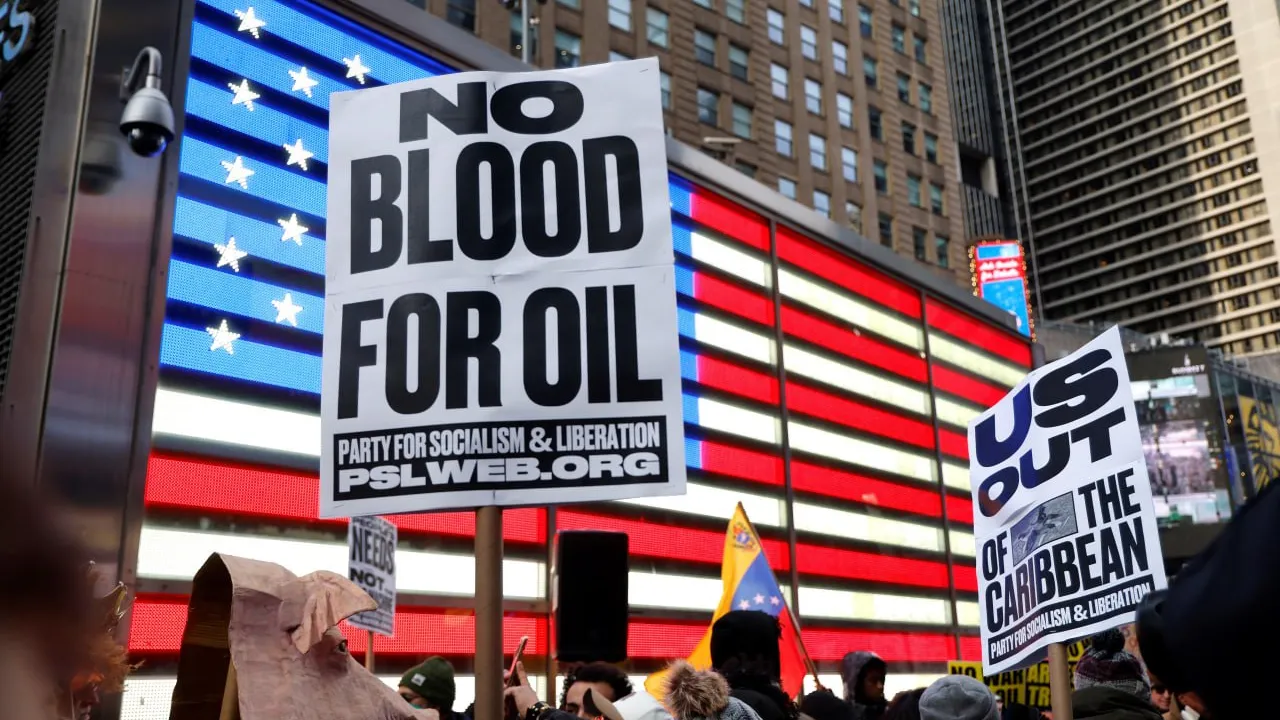 ប្រជាជនអាមេរិករាប់រយនាក់ប្រឆាំងលោក ដូណាល់ ត្រាំ ចាប់ខ្លួនប្រធានាធិបតីវេណេស៊ុយអេឡា និងភរិយា