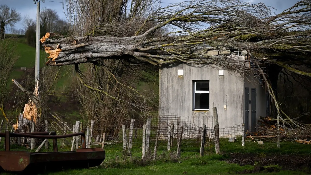 ព្យុះ Goretti ធ្វើឲ្យផ្ទះសម្បែងដាច់ចរន្តអគ្គិសនី និងរំខានដល់ការធ្វើដំណើរនៅទូទាំងអឺរ៉ុបខាងជើង
