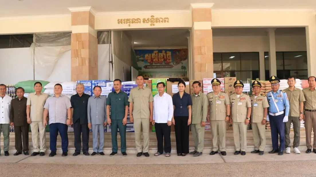 រដ្ឋមន្រ្តីក្រសួងមហាផ្ទៃនាំយកអំណោយសង្គ្រោះបន្ទាន់សម្រាប់ចែកជូនពលរដ្ឋភៀសសឹកនៅខេត្តសៀមរាប