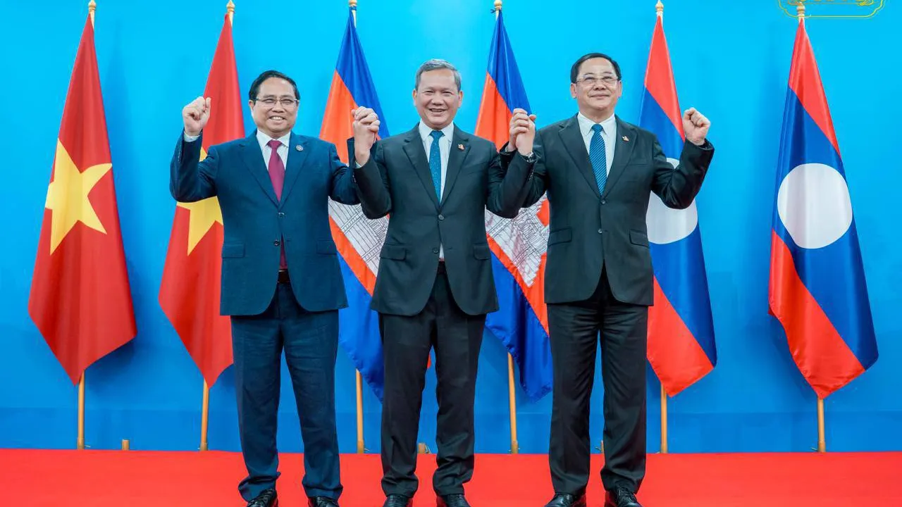 ប្រមុខរដ្ឋាភិបាល​ កម្ពុជា -វៀតណាម- ឡាវ សង្កត់ធ្ងន់លើសារៈសំខាន់នៃទំនាក់ទំនង និងកិច្ចសហប្រតិបត្តិការរវាងប្រទេសទាំងបី សម្រាប់ការអភិវឌ្ឍ និងការរក្សាសន្តិភាព ស្ថិរភាពក្នុងតំបន់