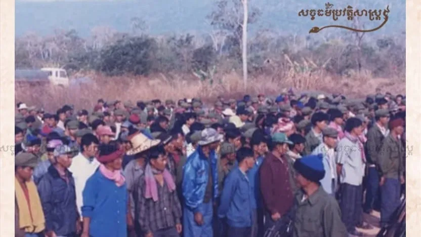 កម្មាភិបាលខ្មែរក្រហមឈរនៅមុខគំនរអាវុធក្នុងពិធីធ្វើសមាហរណកម្មនៅអន្លង់វែង នៅដើមឆ្នាំ១៩៩៩