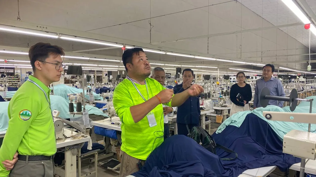 មន្រ្តីជំនាញក្រសួងបរិស្ថាន បាននិងកំពុងត្រួតពិនិត្យគុណភាពបរិស្ថាន របស់រោងចក្រ CAMBO UNISOLL LTD. នៅស្រុកខ្សាច់កណ្តាល ខេត្តកណ្តាល ក្រោយពេលមានសេចក្តីរាយការណ៍ ថាមានកម្មករដួលសន្លប់និងស្លាប់ចំនួន១នាក់ ពេលបញ្ជូនទៅដល់មន្ទីរពេទ្យ