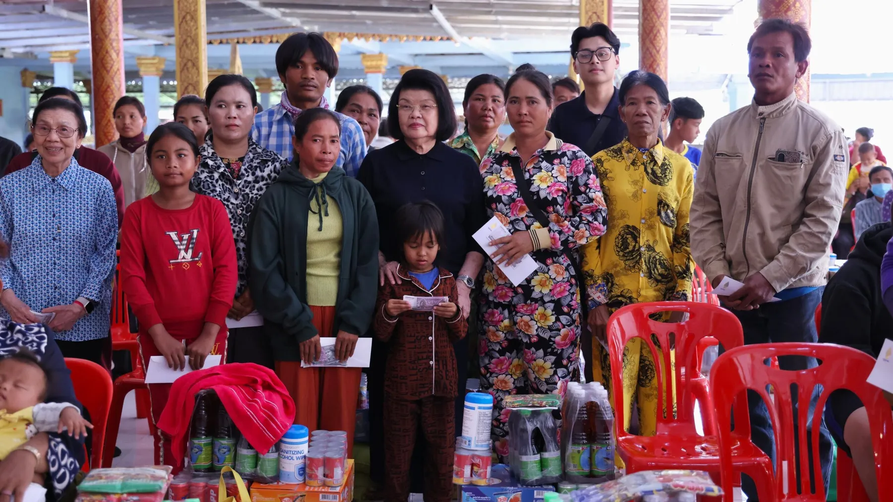 សម្តេចប្រធានរដ្ឋសភាចុះសួរសុខទុក្ខ និងផ្តល់អំណោយដល់ជនភៀសសឹក ក្នុងទិវាអន្តរជាតិនារី