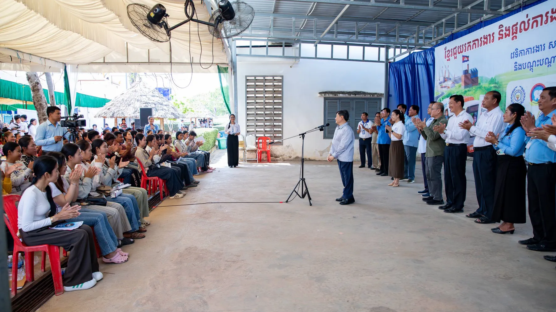 ពលករខ្មែរជាង៤៣ម៉ឺននាក់កំពុងធ្វើការនៅក្រៅប្រទេស