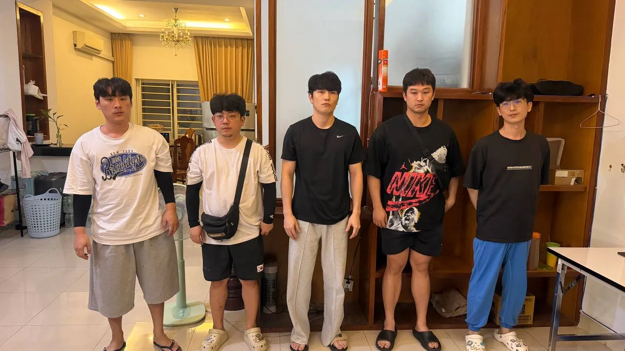 សមត្ថកិច្ចចម្រុះរាជធានីភ្នំពេញ ឃាត់ខ្លួនជនជាតិកូរ៉េខាងត្បូង១០នាក់ ក្រោមបទសង្ស័យបទល្មើស ឆបោកតាមបច្ចេកវិទ្យា