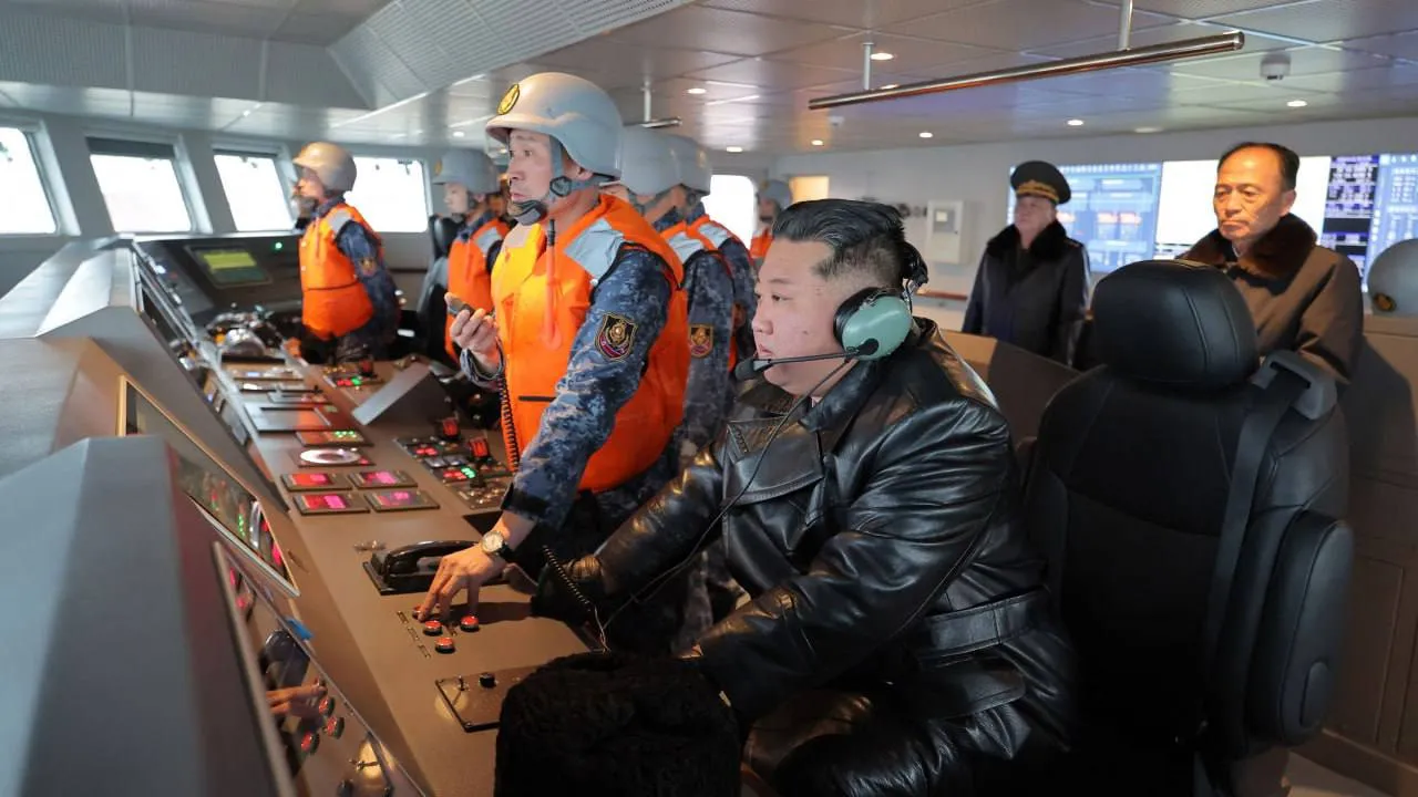 លោក គីម ជុងអ៊ុន គ្រោងបំពាក់អាវុធនុយក្លេអ៊ែរដល់កងទ័ពជើងទឹក