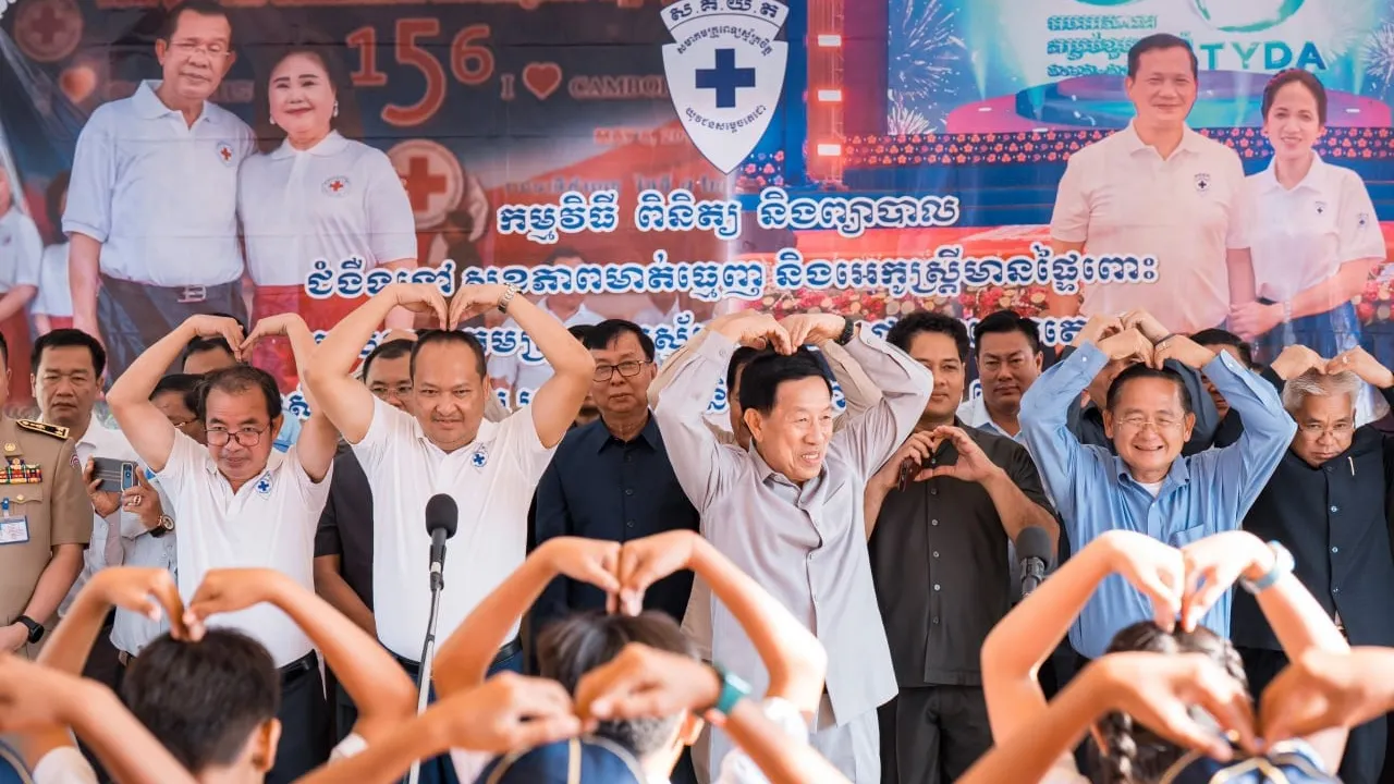 សិស្ស លោកគ្រូ អ្នកគ្រូ អាណាព្យាបាលនៅក្រុងបាត់ដំបង ទទួលបាន​សេវាព្យាបាលពីក្រុមគ្រូពេទ្យ ធីតា