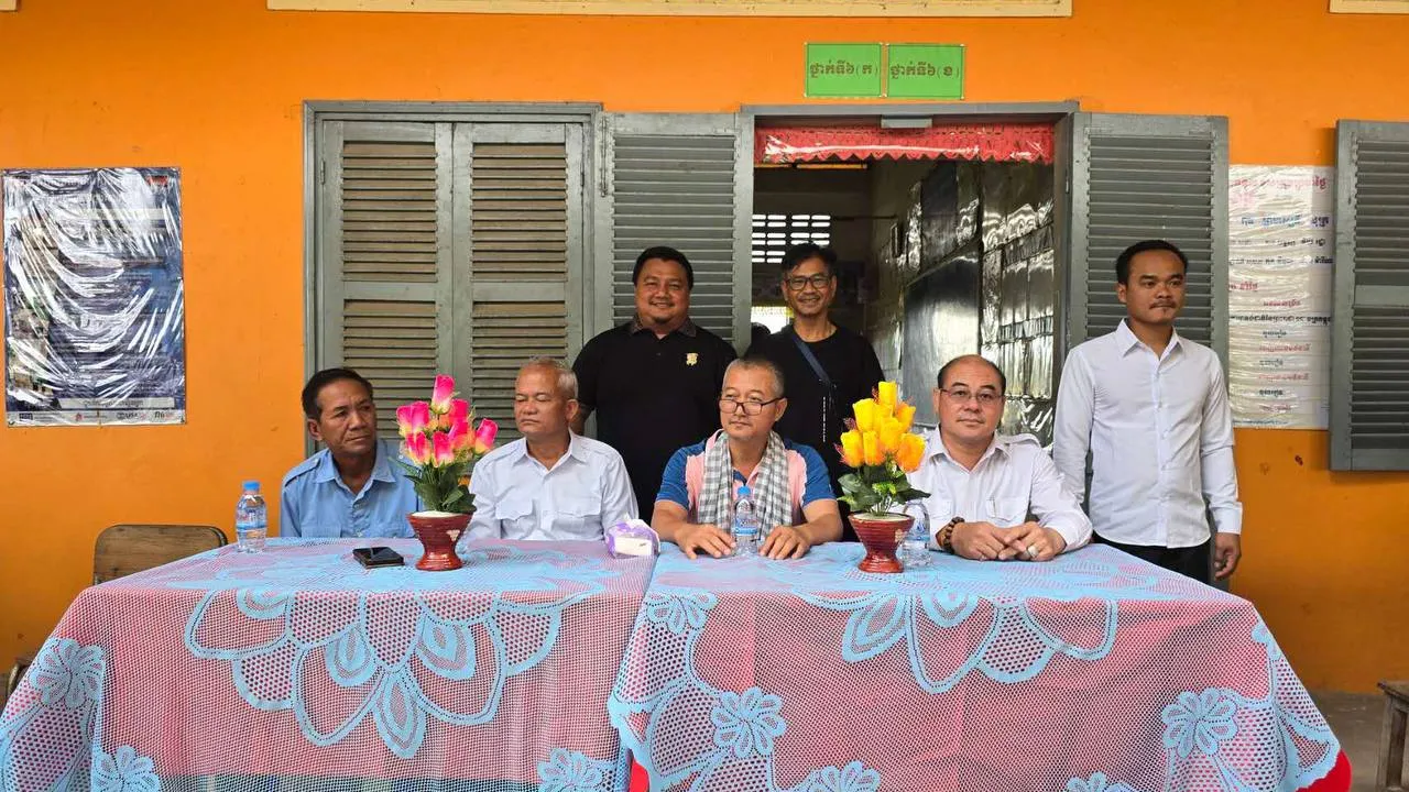 សហព័ន្ធសហជីពកម្ពុជាការពារកូនខ្មែរ និងរោងចក្រឌីឡាក់ស៍ នាំយកសម្ភារៈសិក្សាមួយចំនួនជូនសាលាបឋមសិក្សាសំបួរ