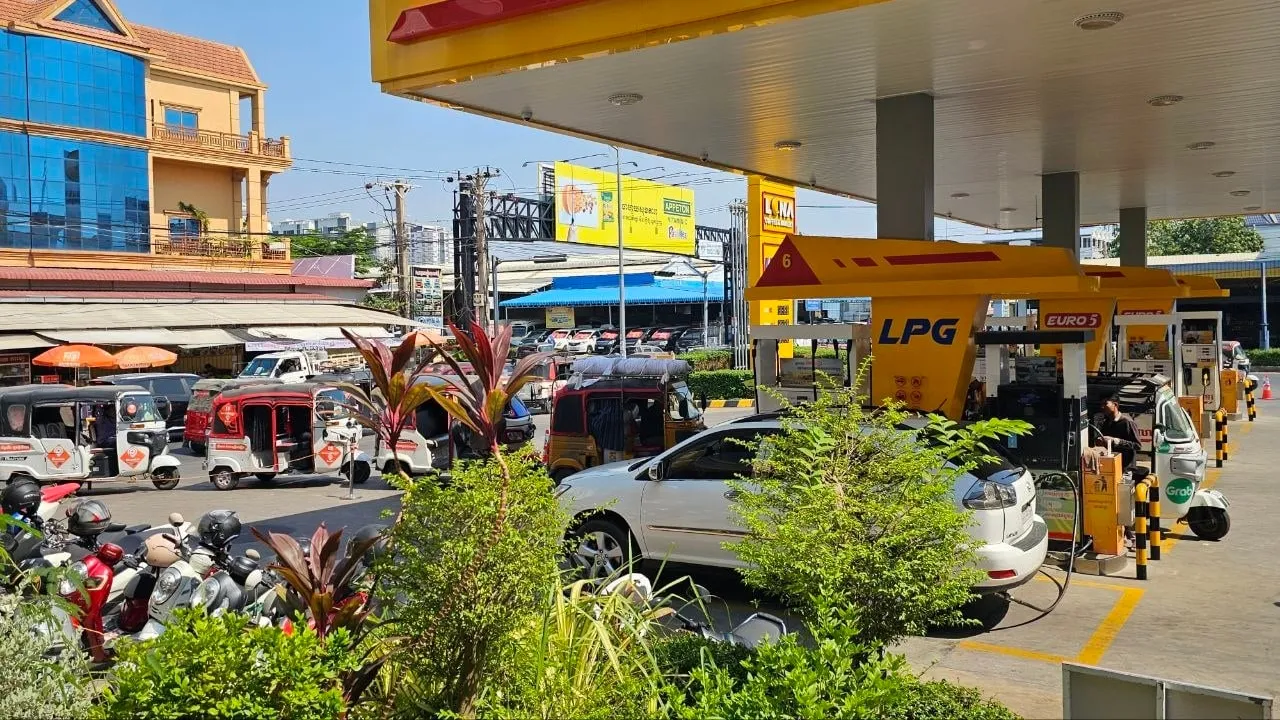 កម្ពុជាមានប្រេងផ្គត់ផ្គង់គ្រប់គ្រាន់ ប៉ុន្តែប្រឈមវិបត្តិហ្កាស់ ខណៈសង្គ្រាមមជ្ឈឹមបូព៌ាបន្តអូសបន្លាយ