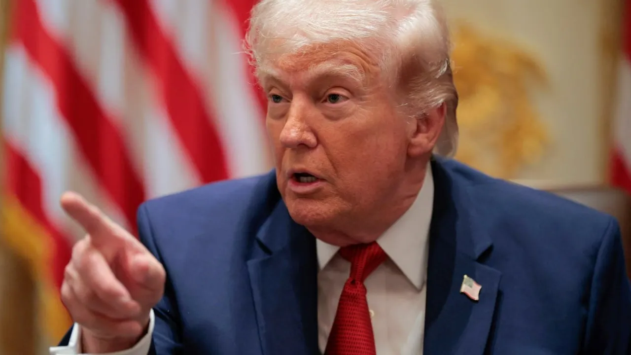 លោក ត្រាំ សម្លុតកម្ទេចទីតាំងប្រេងអ៊ីរ៉ង់ បើសិនមិនព្រមបើកច្រកសមុទ្រ Hormuz