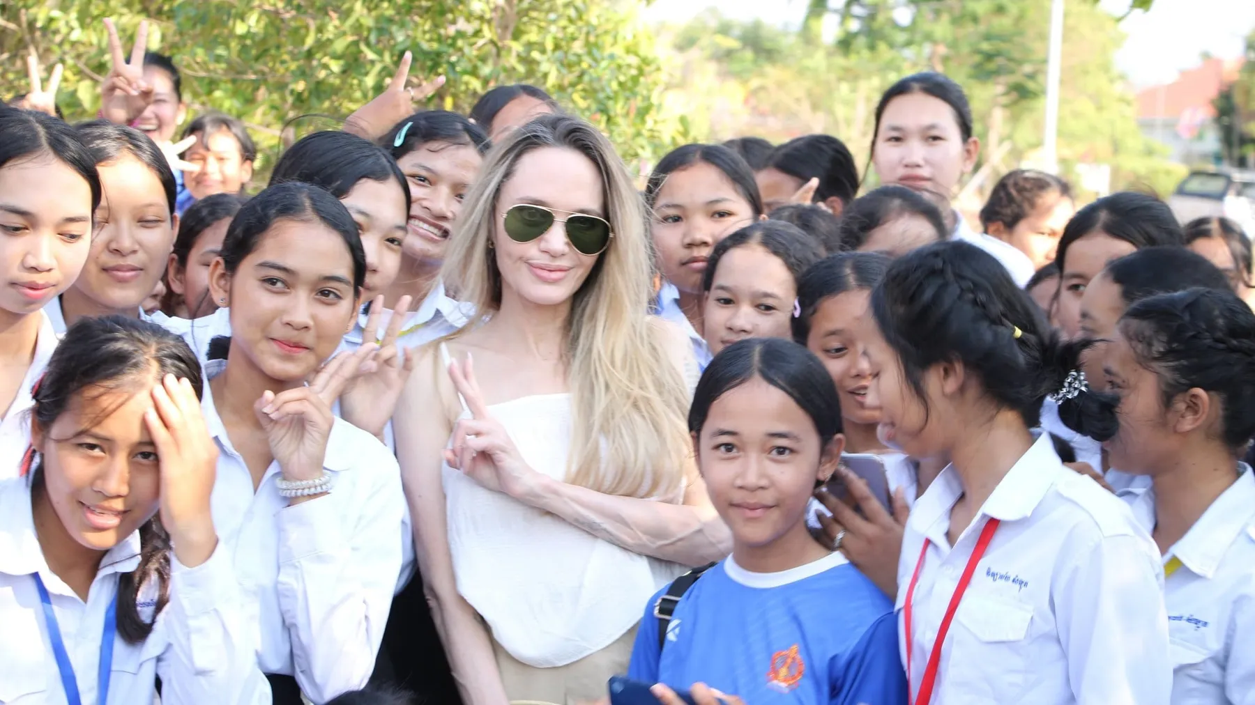 តារាសម្ដែងលោកស្រី អេនជេលីណា ចូលី គ្រោងសាងសង់បណ្ណាល័យឌីជីថលបន្ថែមនៅវិទ្យាល័យសំឡូត