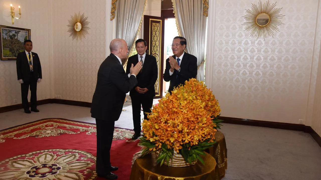 សម្តេចតេជោ ហ៊ុន សែន៖ ការវះកាត់របស់គ្រូពេទ្យចិនថ្វាយចំពោះព្រះមហាក្សត្រជាទីគោរពសក្ការៈបានទទួលជោគជ័យហើយ