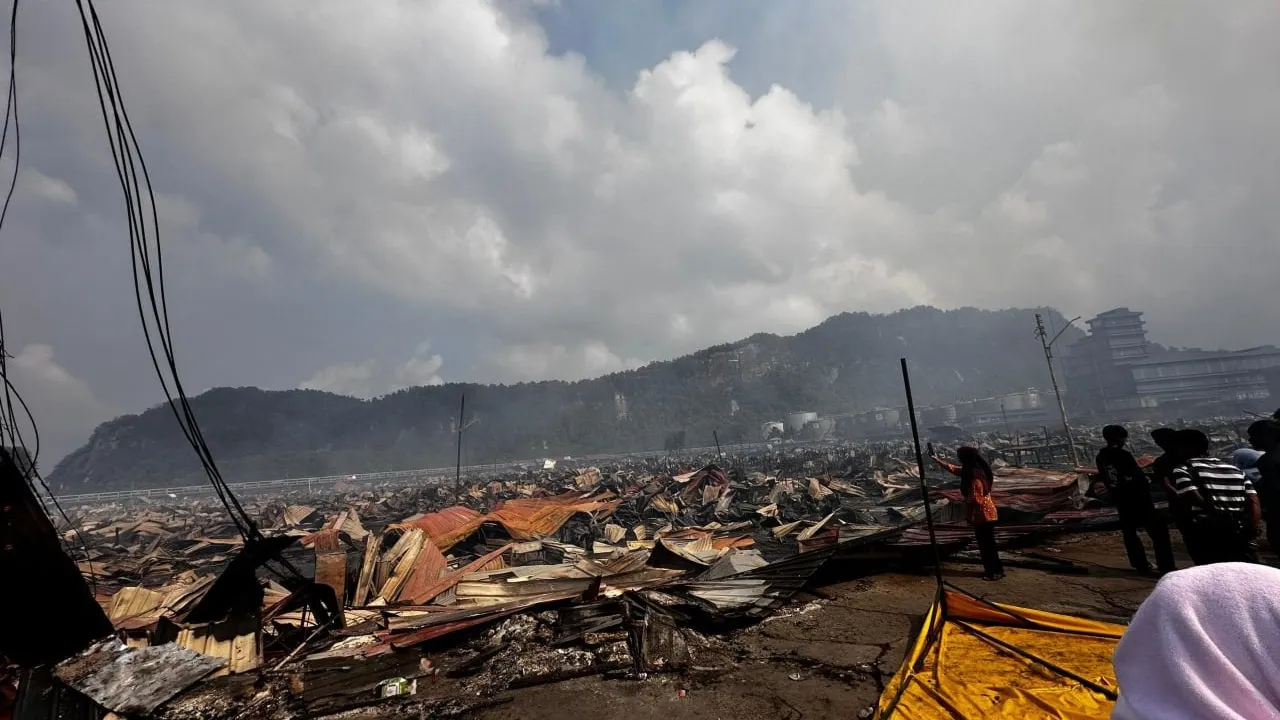 អគ្គិភ័យលេបត្របាក់ផ្ទះប្រហែល ១,០០០ ខ្នងនៅម៉ាឡេស៊ី