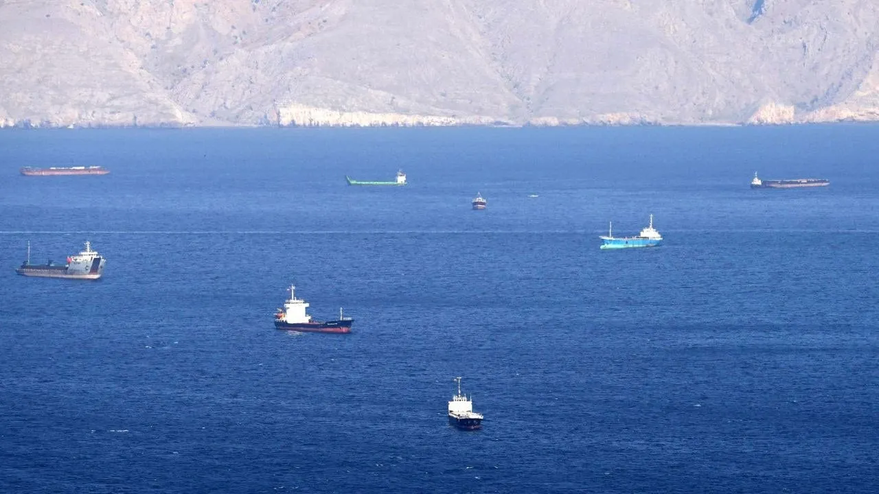 កុងត្រូល អ៊ីរ៉ង់ ប្រមូលថ្លៃនាវាឆ្លងកាត់ច្រក ហ័រមូស ជាលើកដំបូង