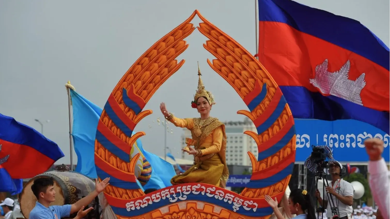 សម្តេចតេជោ៖ ក្នុងកាលៈទេសៈប្រទេសជាតិត្រូវធ្លាក់ក្នុងគ្រោះប្រល័យពូជសាសន៍ គណបក្សប្រជាជនបានដឹកនាំប្រជាជនក្រោកឈរតស៊ូប្រយុទ្ធផ្ដួលរំលំរបបដ៏យង់ឃ្នងនេះ រហូតទទួលបានជ័យជម្នះជាប្រវត្តិសាស្ត្រនៅថ្ងៃ៧មករា ឆ្នាំ១៩៧៩