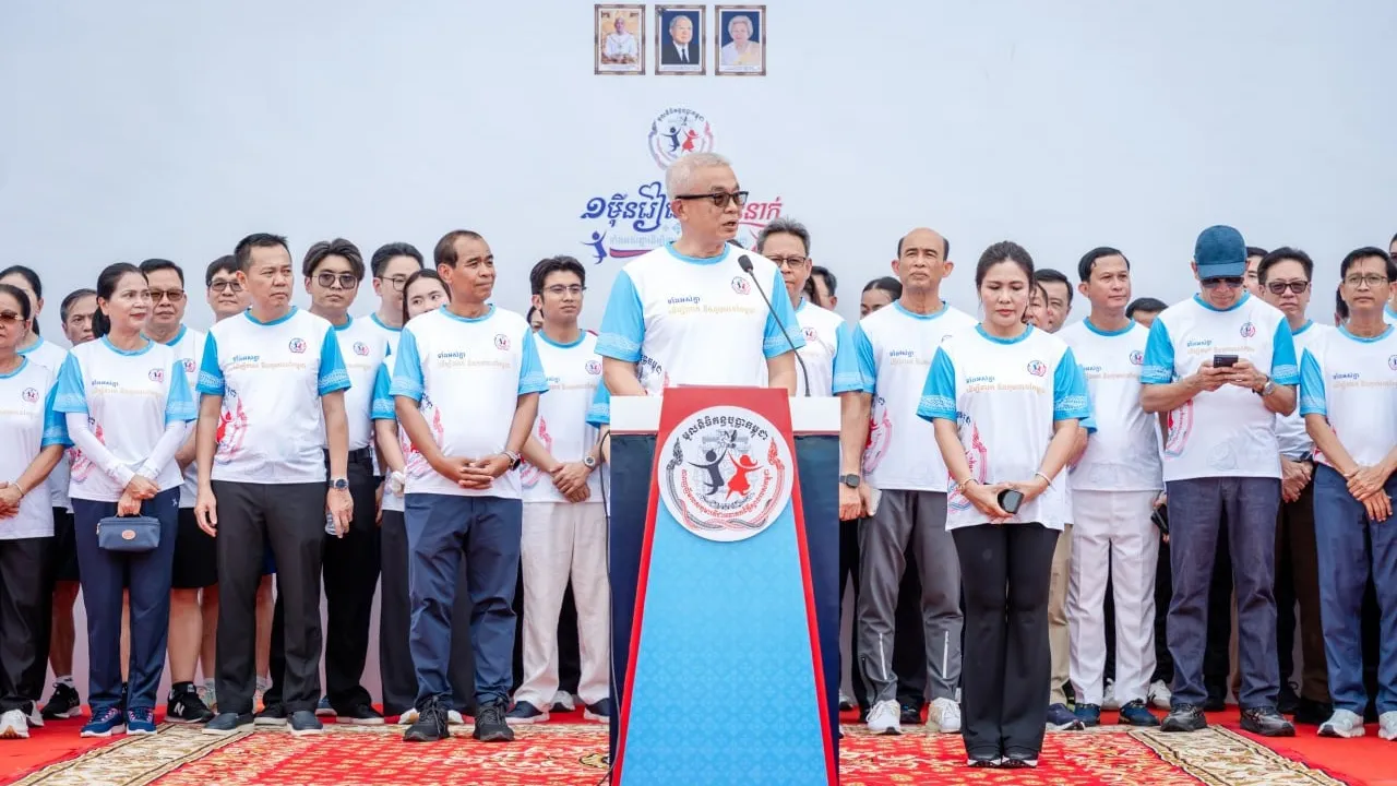 មហាជននាំគ្នាដើរ២ ៧០០ជំហាន ដើម្បីប្រមូលថវិកាជូនមន្ទីរពេទ្យគន្ធបុប្ផា