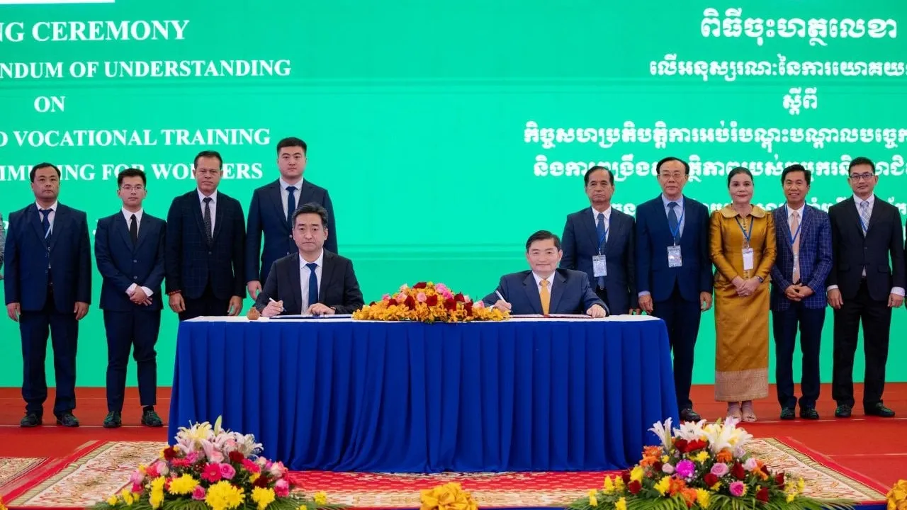 ក្រសួងការងារ និងក្រុមហ៊ុន Zo Motors ចុះ MoU លើការបណ្តុះបណ្តាលជំនាញរថយន្តអគ្គិសនី (EV) និងលើកកម្ពស់សុវត្ថិភាពធ្វើដំណើរសម្រាប់កម្មករនិយោជិត