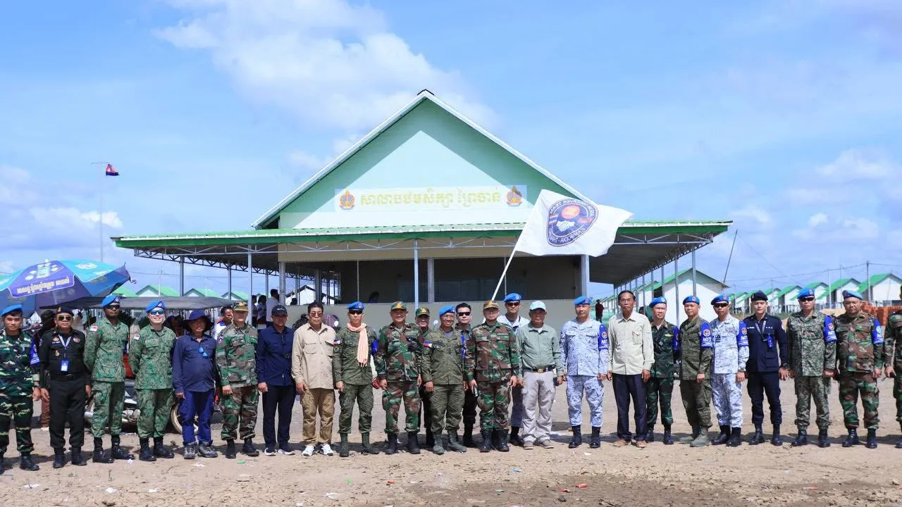 ក្រុមអ្នកសង្កេតការណ៍អាស៊ានចុះសង្កេតការណ៍ ផ្ទៀងផ្ទាត់ និងចុះសួរសុខទុក្ខដល់ជនភៀសសឹក ភូមិរង់ចាំ ឃុំស្លក្រាម ស្រុកស្វាយចេក