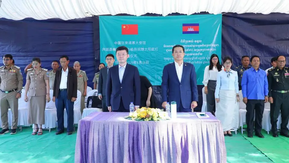 ស្ថានទូតចិនផ្តល់អំណោយអំពូលសូឡាចំនួន ១ ១៥២អំពូល ដល់រដ្ឋ​បាល​ឃុំទាំង៩ នៃស្រុកព្រះនេត្រព្រះ ខេត្តបន្ទាយមានជ័យ