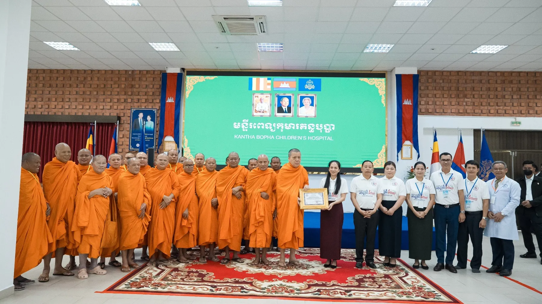 គណៈសង្ឃនាយកនាំយកថវិកាប្រមាណ ១៦០លានរៀលចូលរួមក្នុងមូលនិធិគន្ធបុប្ផាកម្ពុជា
