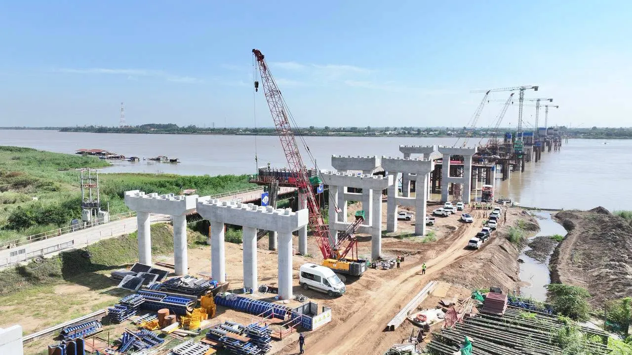 គម្រោងសាងសង់ស្ពានឆ្លងកាត់ទន្លេមេគង្គ(ដីឥដ្ឋ-ថ្មគរ)សម្រេចបានលទ្ធផលជិត ៥៤%