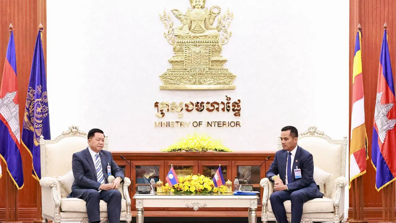 រដ្ឋមន្រ្តីក្រសួងសន្តិសុខឡាវ ស្នើរដ្ឋមន្ត្រីក្រសួងមហាផ្ទៃកម្ពុជាចែករំលែកបទពិសោធបង្ក្រាប Online Scams