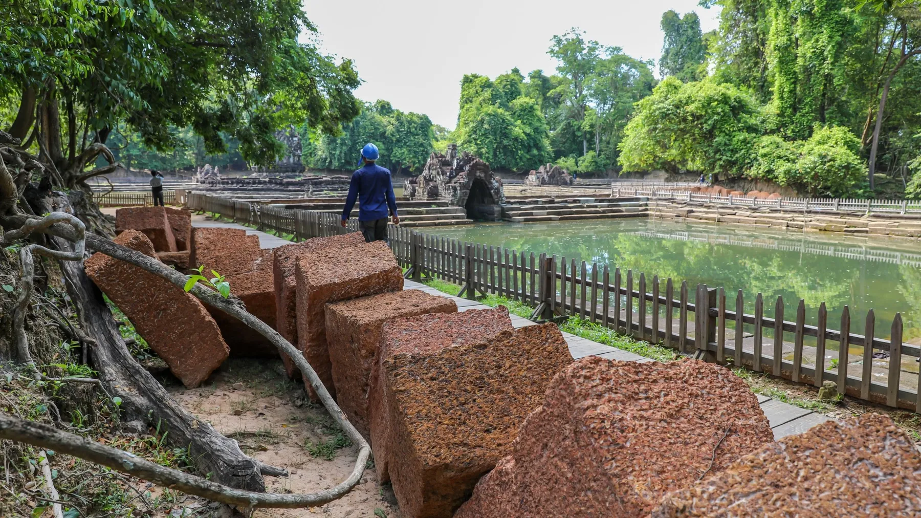 ការជួសជុលកាំជណ្ដើរប្រាសាទនាគព័ន្ធ ដោយប្រើថ្មបាយក្រៀម​បុរាណ