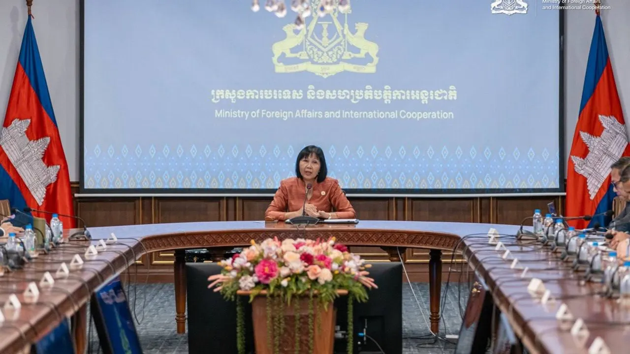 រដ្ឋមន្ត្រីស្តីទីក្រសួងការបរទេសបញ្ជាក់ជូនអង្គទូតនិងអង្គការអន្តរជាតិនូវការប្តេជ្ញាចិត្តឥតងាករេរបស់កម្ពុជាក្នុងការដោះស្រាយបញ្ហាព្រំដែនគោក និងព្រំដែនសមុទ្រជាមួយថៃ តាមសន្តិវិធីស្របតាមច្បាប់អន្តរជាតិ