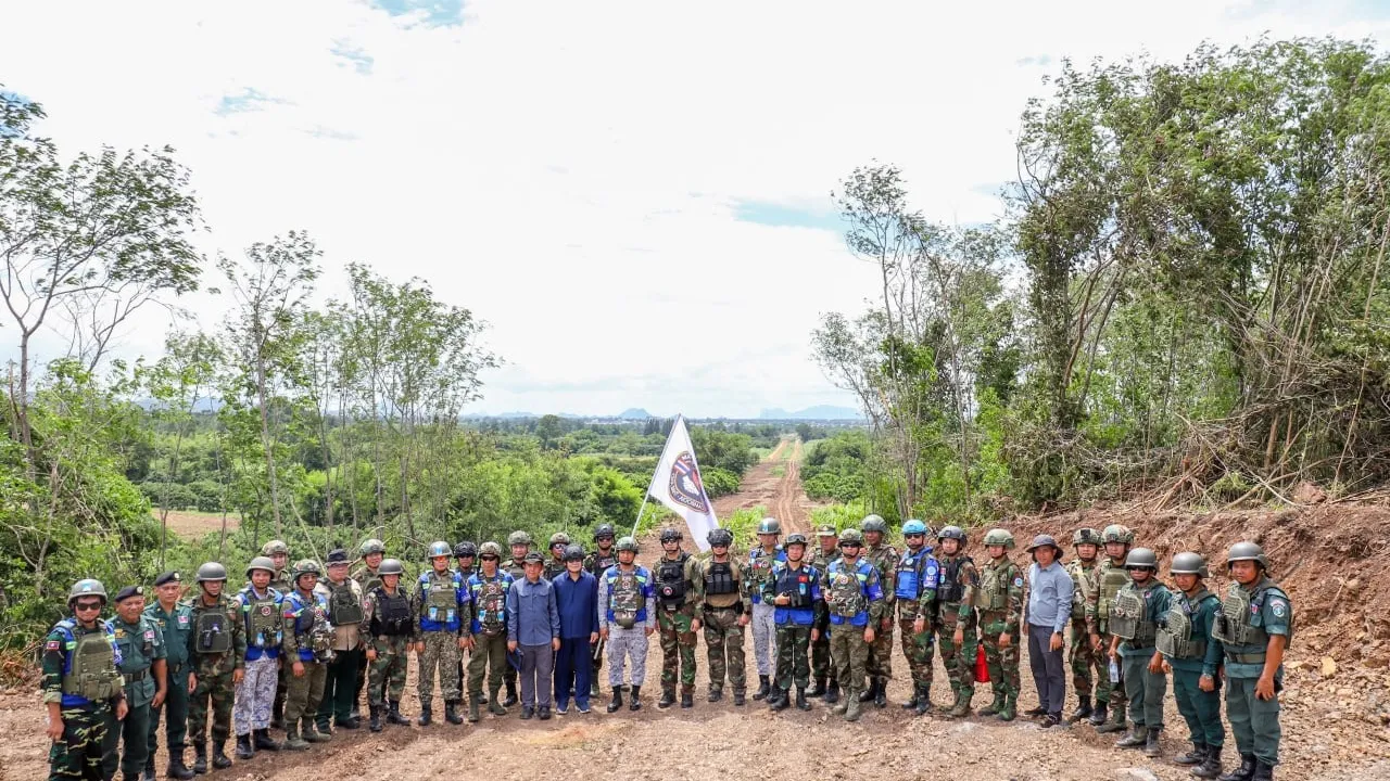 អ្នកសង្កេតការណ៍អាស៊ានចុះពិនិត្យរបងព្រំដែន ដែលថៃសង់ជាឯកតោភាគី