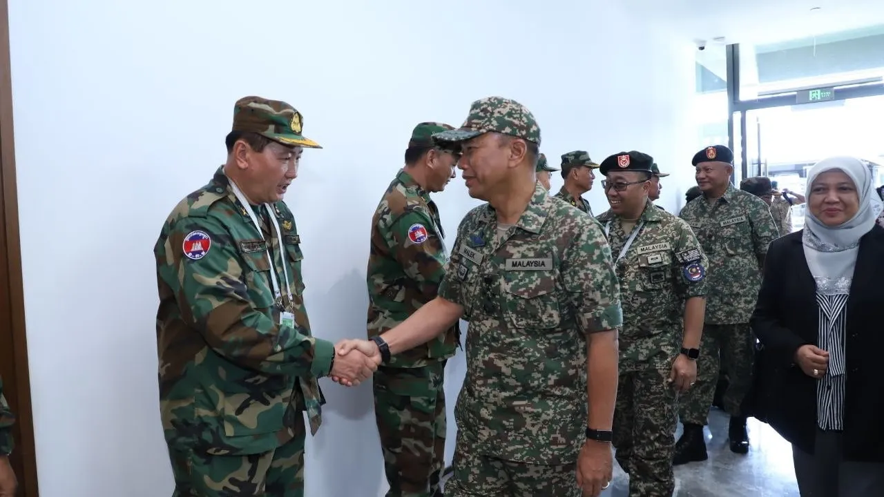 អគ្គមេបញ្ជាការកងទ័ពម៉ាឡេស៊ីអញ្ជើញមកដល់កម្ពុជា និងបន្តដំណើរចុះទៅពិនិត្យមើលសភាពការណ៍នៅព្រំដែន