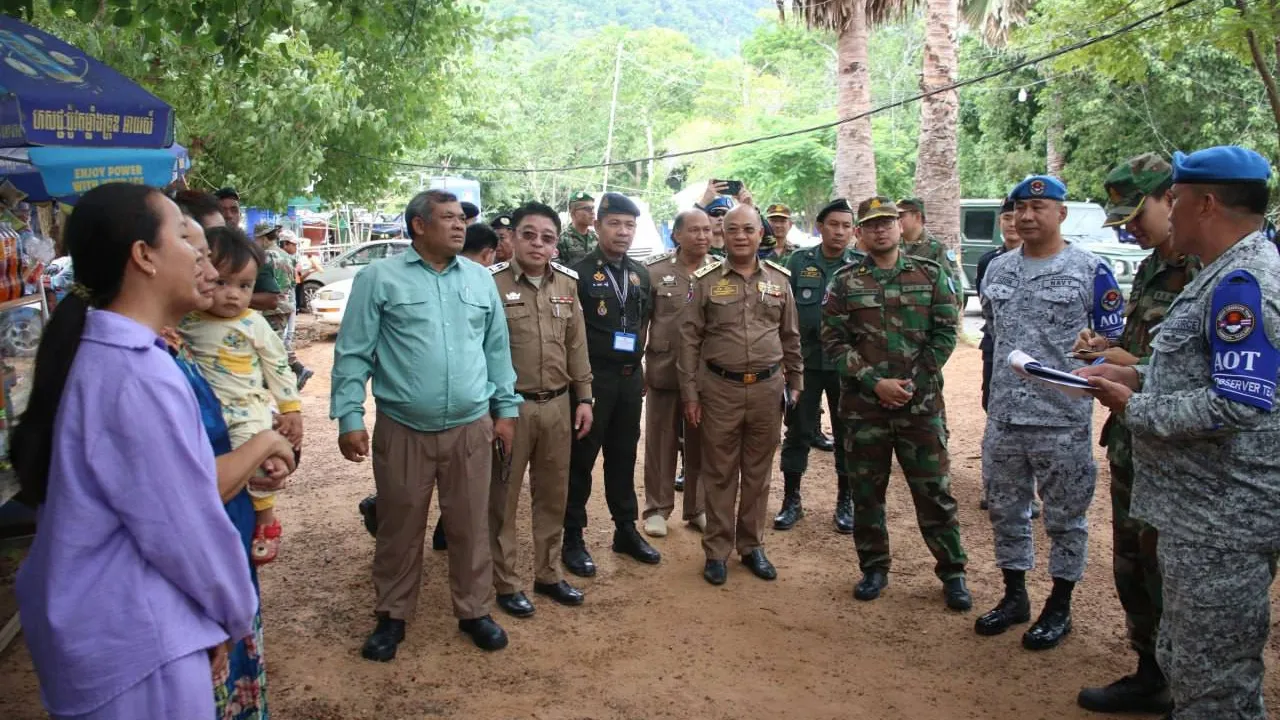 ក្រុមអ្នកសង្កេតការណ៍អាស៊ានចុះសួរសុខទុក្ខ និងពិនិត្យស្ថានភាពរស់នៅរបស់ប្រជាពលរដ្ឋដែលបានផ្លាស់ទីលំនៅជាបណ្តោះអាសន្ន នៅមណ្ឌលសុវត្ថិភាពវត្តពើងអង្កាម