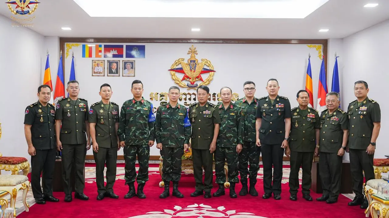 អគ្គមេបញ្ជាការកងយោធពលខេមរភូមិន្ទ ប្រគល់ប័ណ្ណសរសើរជូនសមាជិកក្រុមអ្នកសង្កេតការណ៍អាស៊ានមកពីវៀតណាម និងវាយតម្លៃខ្ពស់ចំពោះការរួមចំណែករក្សាសន្តិភាពក្នុងតំបន់