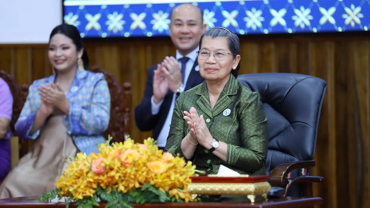សម្តេច ម៉ែន សំអន អញ្ជើញប្រកាសទទួលស្គាល់ការបំពេញបន្ថែមសមាសភាពសាខាសមាគមនារីកម្ពុជាដើម្បីសន្តិភាព និងការអភិវឌ្ឍន៍ ក្រសួងមុខងារសាធារណៈ