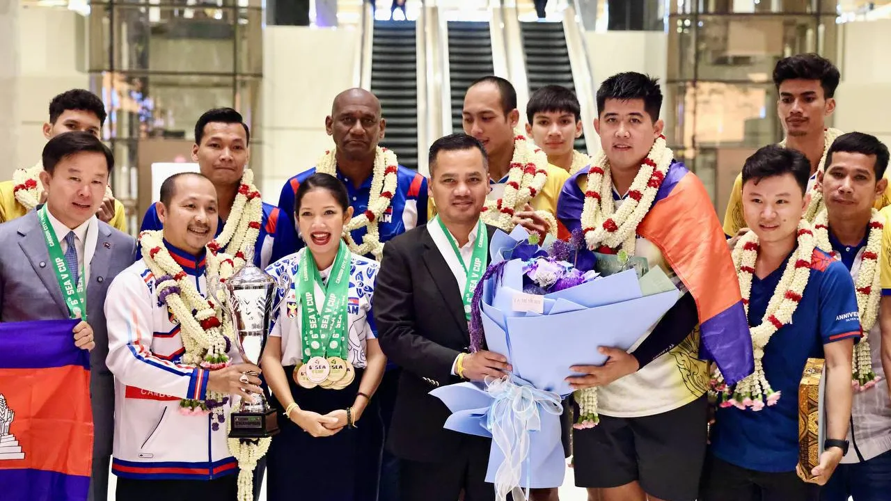 ក្រុមបាល់ទះជម្រើសជាតិនាំយកពាន SEA V-CUP មកដល់កម្ពុជា