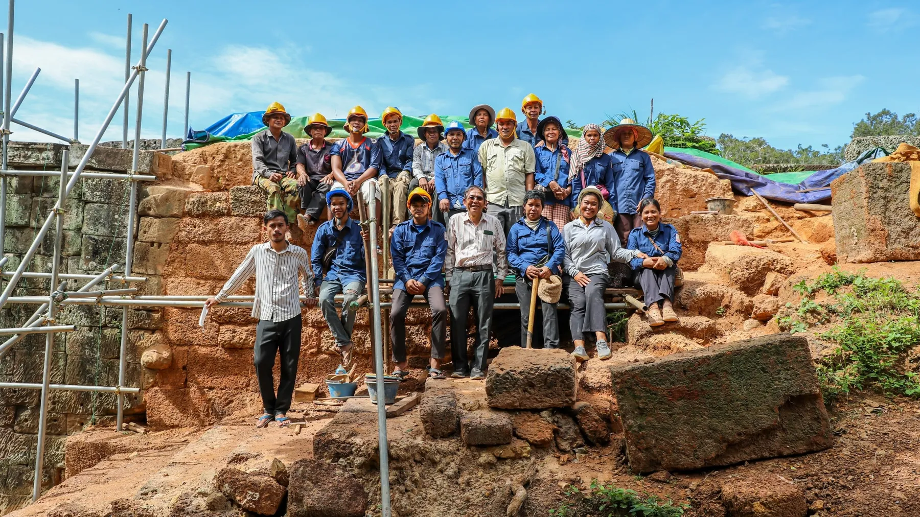 អ្នកជំនាញកំពុងសម្រុកជួសជុលកំពែងថ្មបាយក្រៀមខ្លោងទ្វារក្រុងអង្គរធំ ក្រោយទ្រុឌទ្រោមខ្លាំង