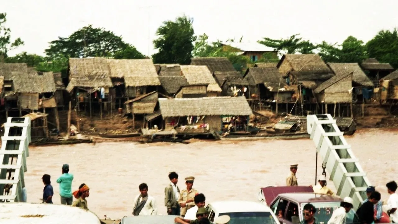 ក្រុមការងារផ្គត់ផ្គង់ របស់អង្គការសហប្រជាជាតិ បានដឹកជញ្ជូនសំភារៈតាមស្រឡាងឆ្ពោះទៅជុំរំកាណាដា រាជធានីភ្នំពេញ នៅខែវិច្ឆិកា ឆ្នាំ១៩៩២