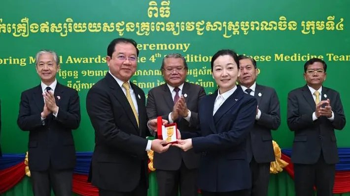 ក្រុមគ្រូពេទ្យវេជ្ជសាស្ត្របុរាណចិនបានចូលរួមពិនិត្យ និងព្យាបាលអ្នកជំងឺកម្ពុជាជាងមួយម៉ឺនក្នុងរយៈពេលមួយឆ្នាំ