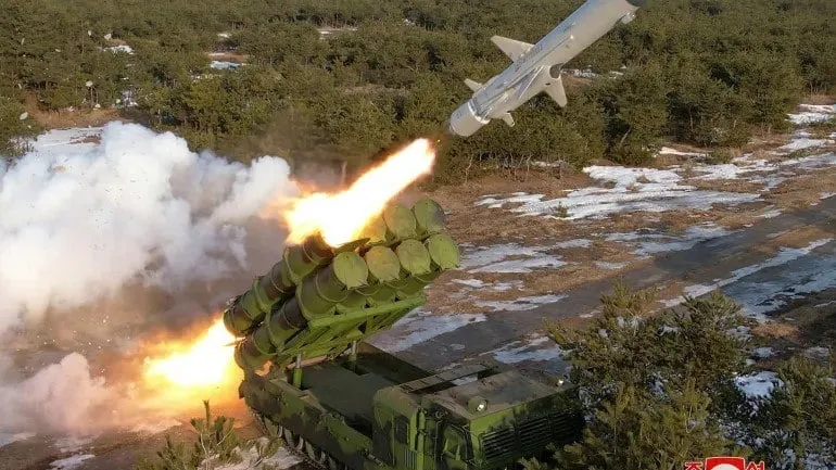 កូរ៉េខាងជើង បង្អួតមីស៊ីល KN-30 អាចពាំក្បាលគ្រាប់ទម្ងន់ ២,៥០០ គីឡូក្រាម, អ៊ុយក្រែន ថា រុស្ស៊ី បានទទួលមីស៊ីលនេះរួចហើយ