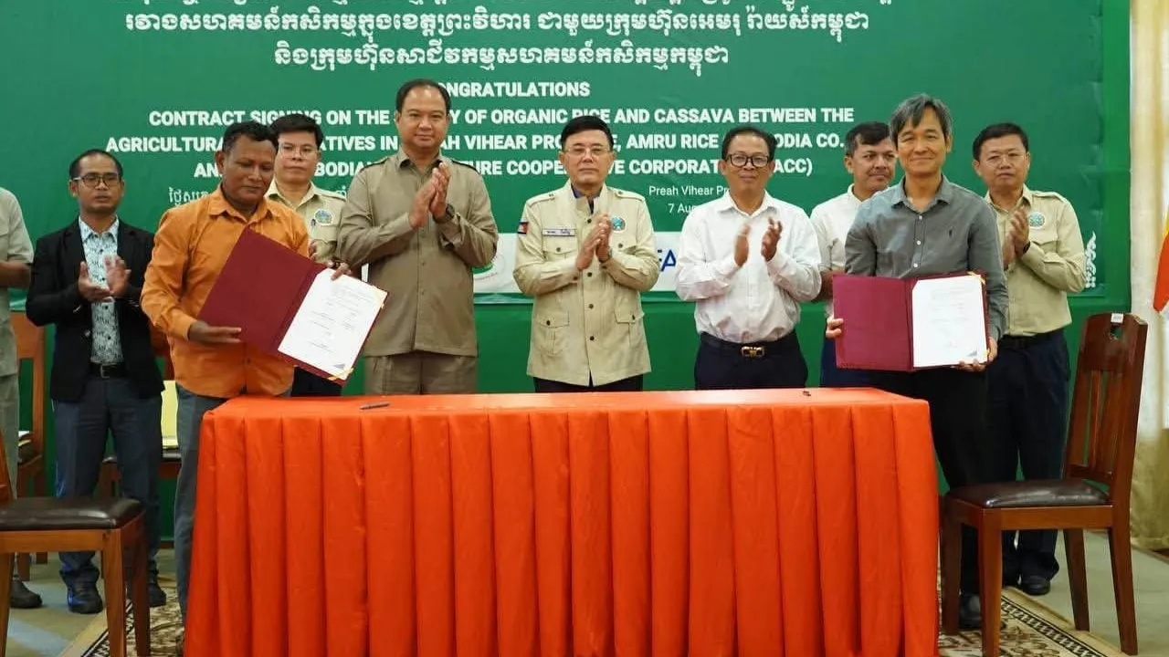 ក្រុមហ៊ុន២ចុះកិច្ចសន្យាទិញស្រូវ និងដំឡូងមីសរីរាង្គរបស់កសិករខេត្តព្រះវិហារ ក្នុងតម្លៃសរុប ១៤លានដុល្លារ