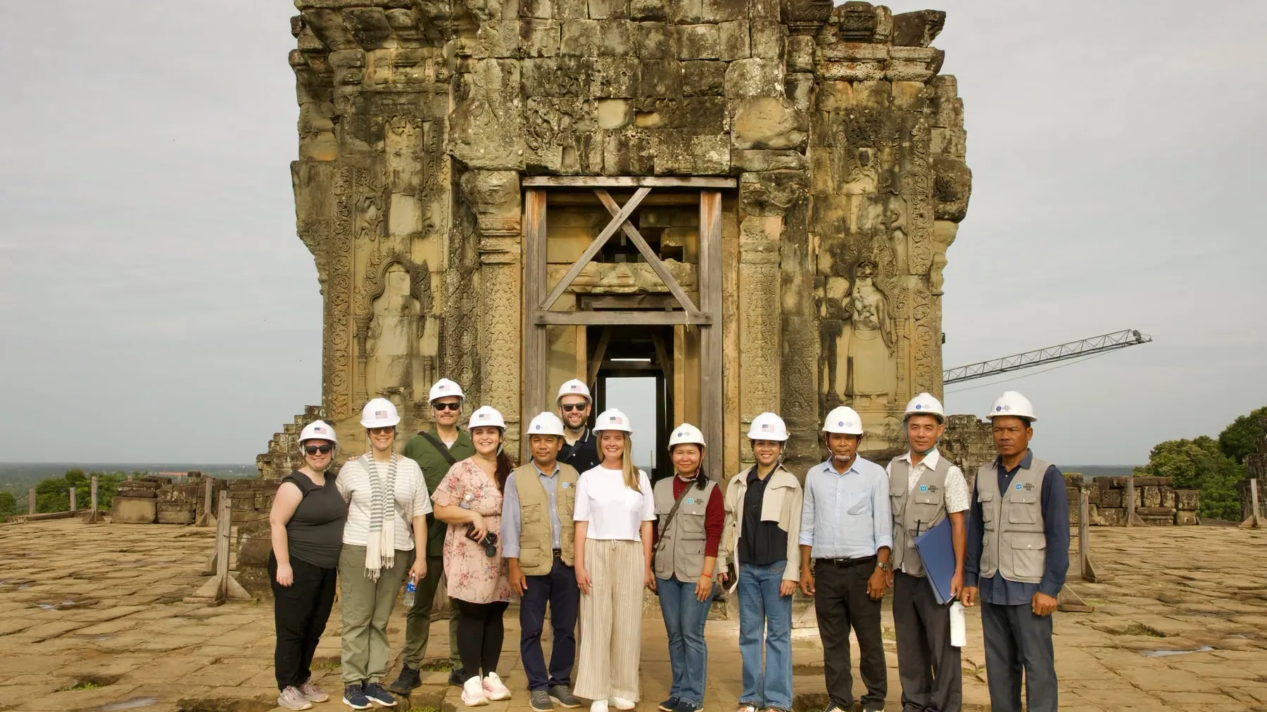 មន្រ្តីជាន់ខ្ពស់អាមេរិកទៅពិនិត្យការងារជួសជុលប្រាសាទភ្នំបាខែង ដែលទទួលជំនួយជាង ៤,៤លានដុល្លារពីអាមេរិក