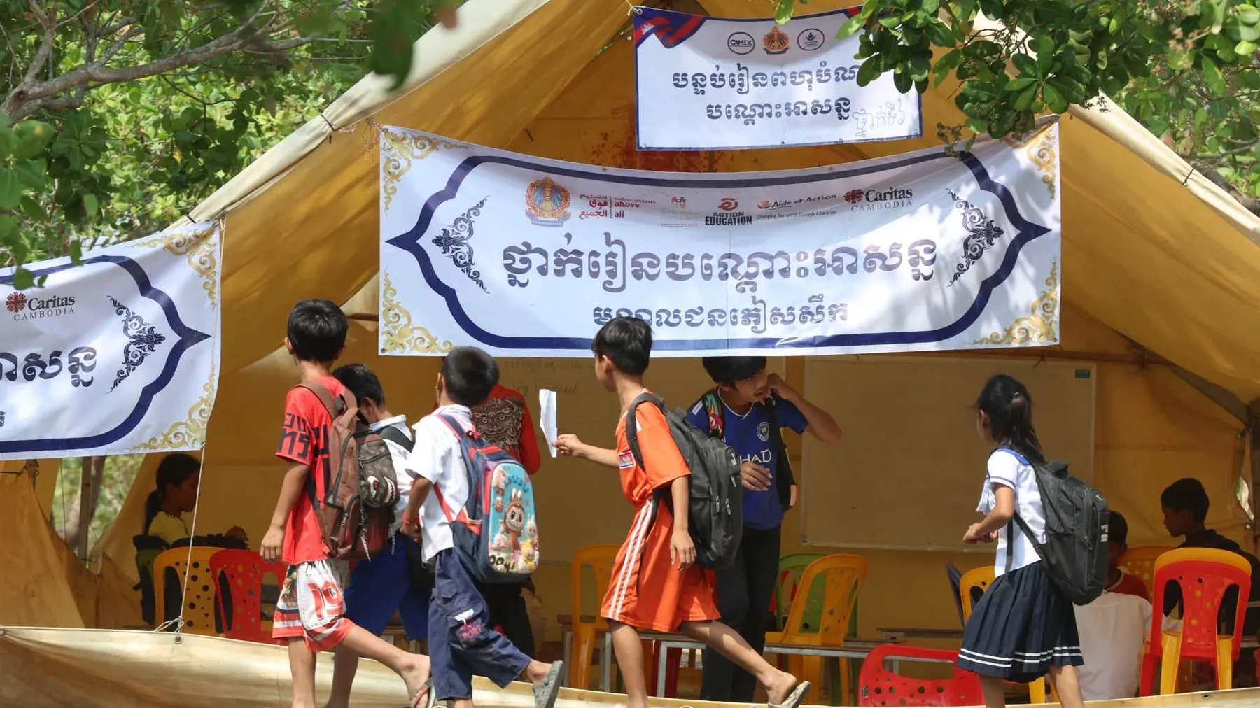 ពិភពលោកកំពុងមើល៖ ហេតុអ្វីពលរដ្ឋកម្ពុជានៅតែមិនអាចវិលត្រឡប់ទៅផ្ទះ? កុមារ ៦,០០០ នាក់កំពុងរង់ចាំថ្ងៃត្រឡប់ទៅសាលារៀន